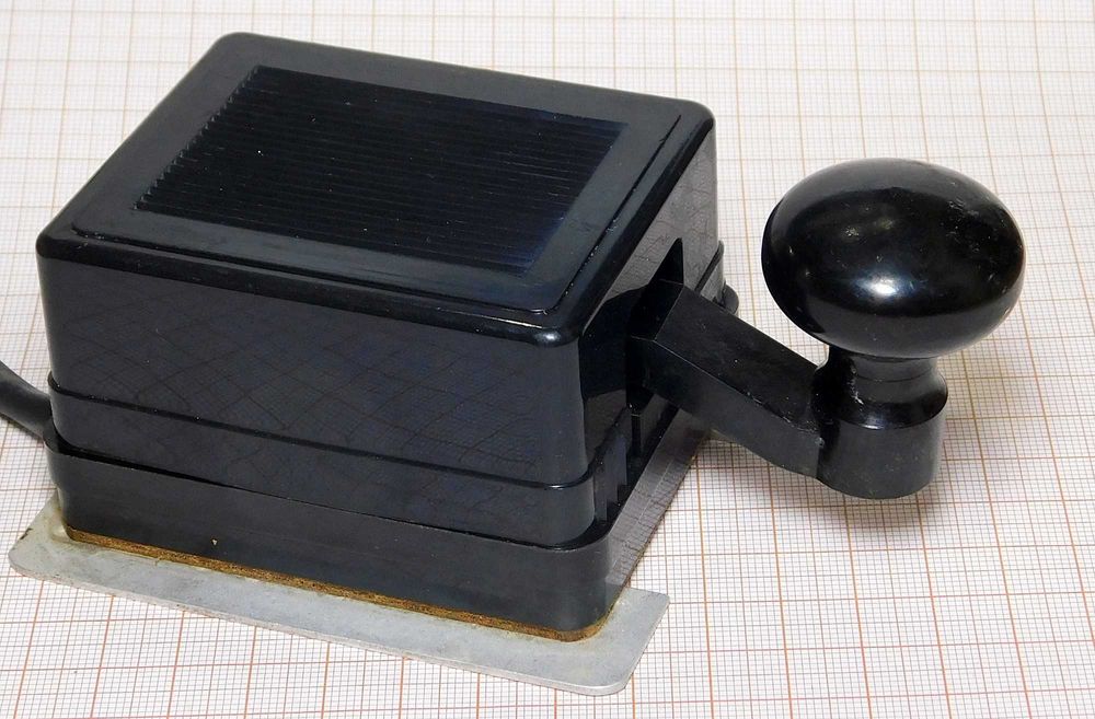 Klucz telegraficzny do radiostacji wojskowej czarny