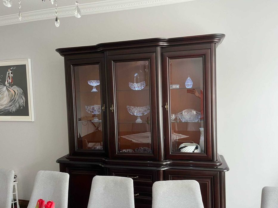 Kredens drewniany z podświetleniem wewnętrznym