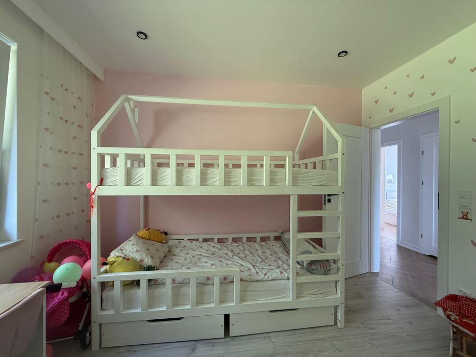 Łóżko piętrowe domek