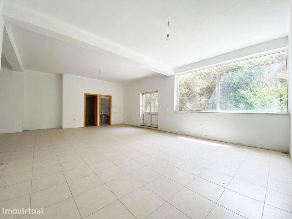 Duas Lojas com Box e logradouro, em Castro Daire, Viseu