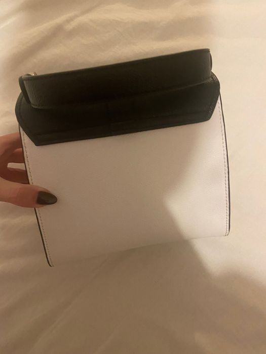 Mala Guess branco e preto