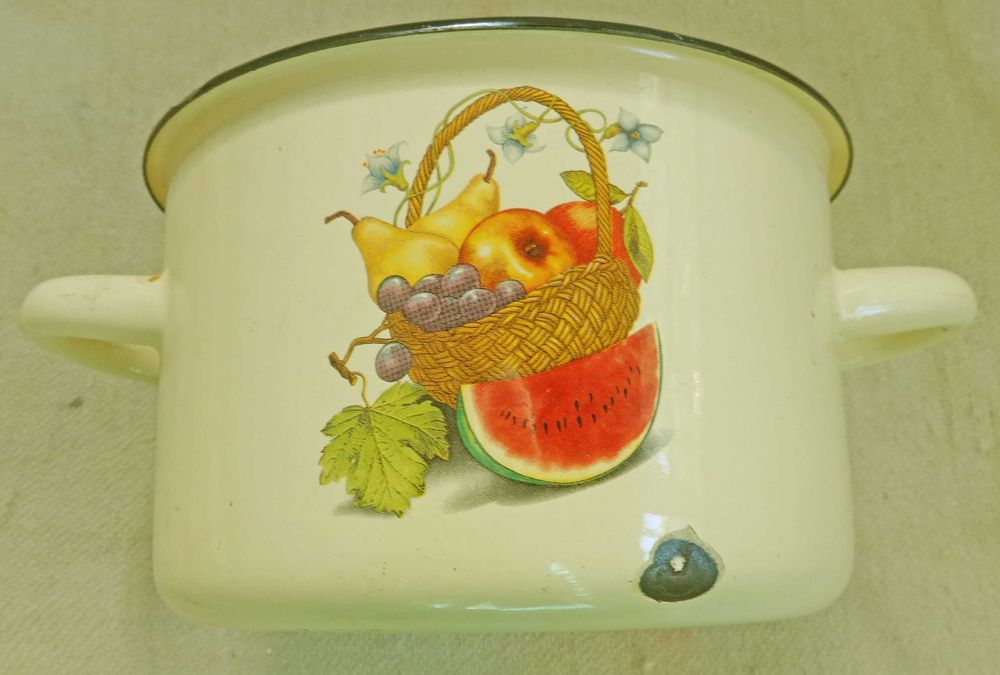 Кастрюлька  почти новая стальная эмалированная обьем 1,7 литра фрукты