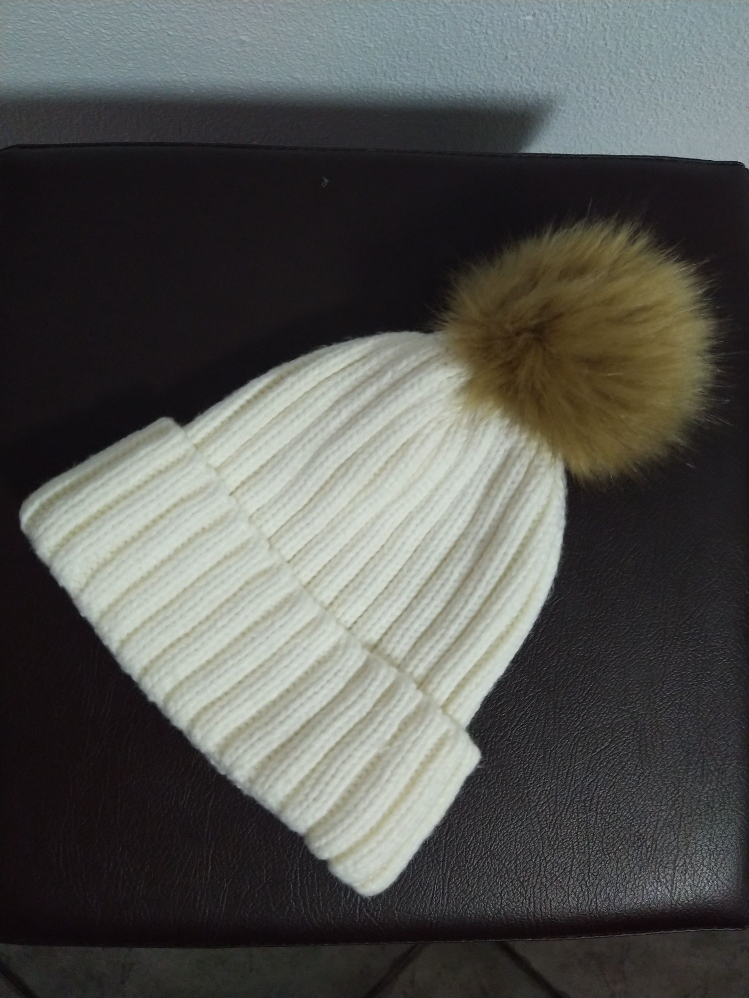 Gorro de lã cru com pompom