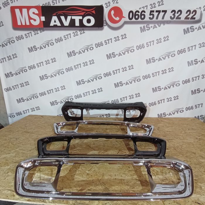 Нижня вставка переднього бампера Jeep Grand Cherokee 17-21