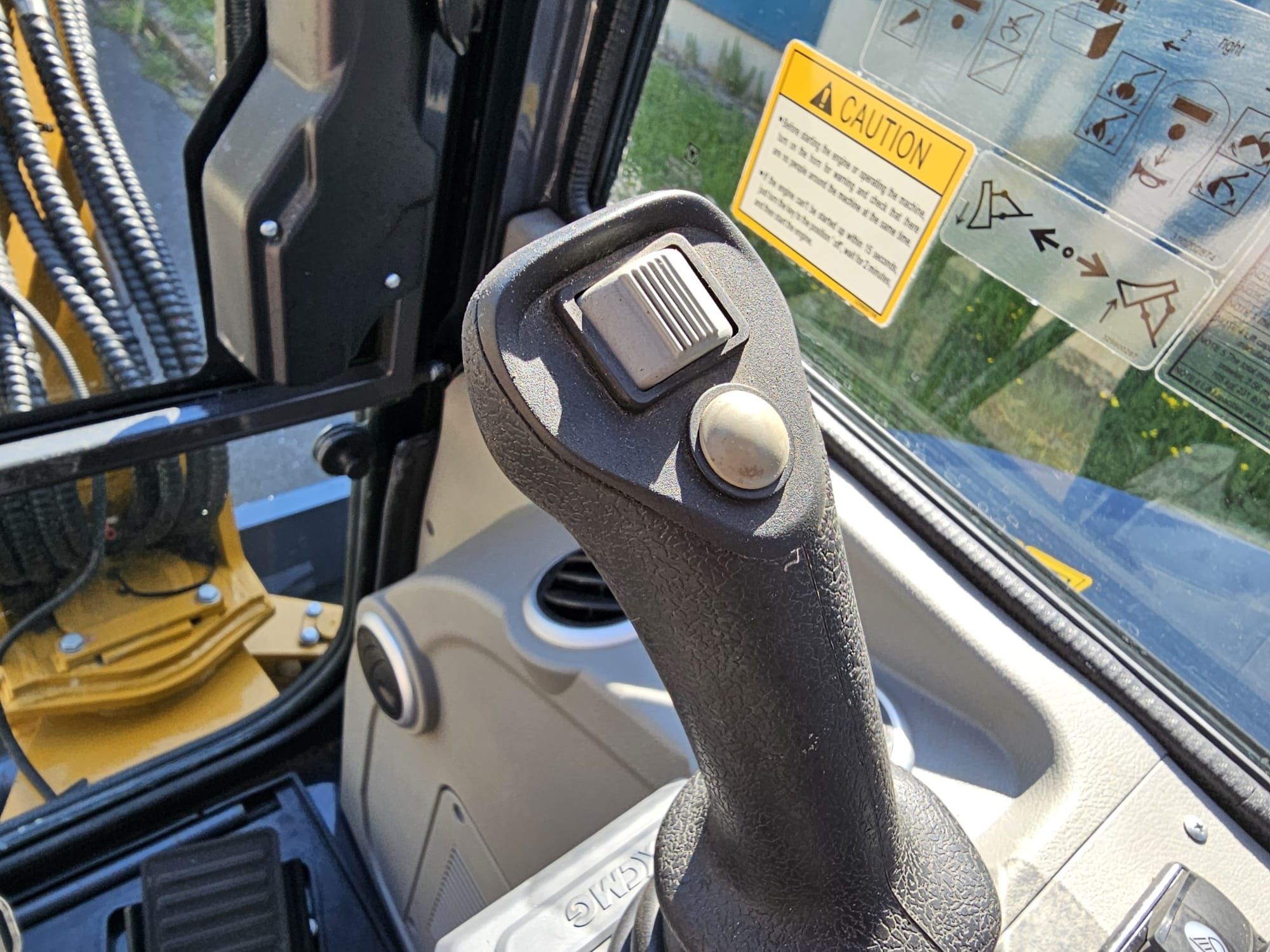 Mini giratória escavadora com 4100kg ano 2025