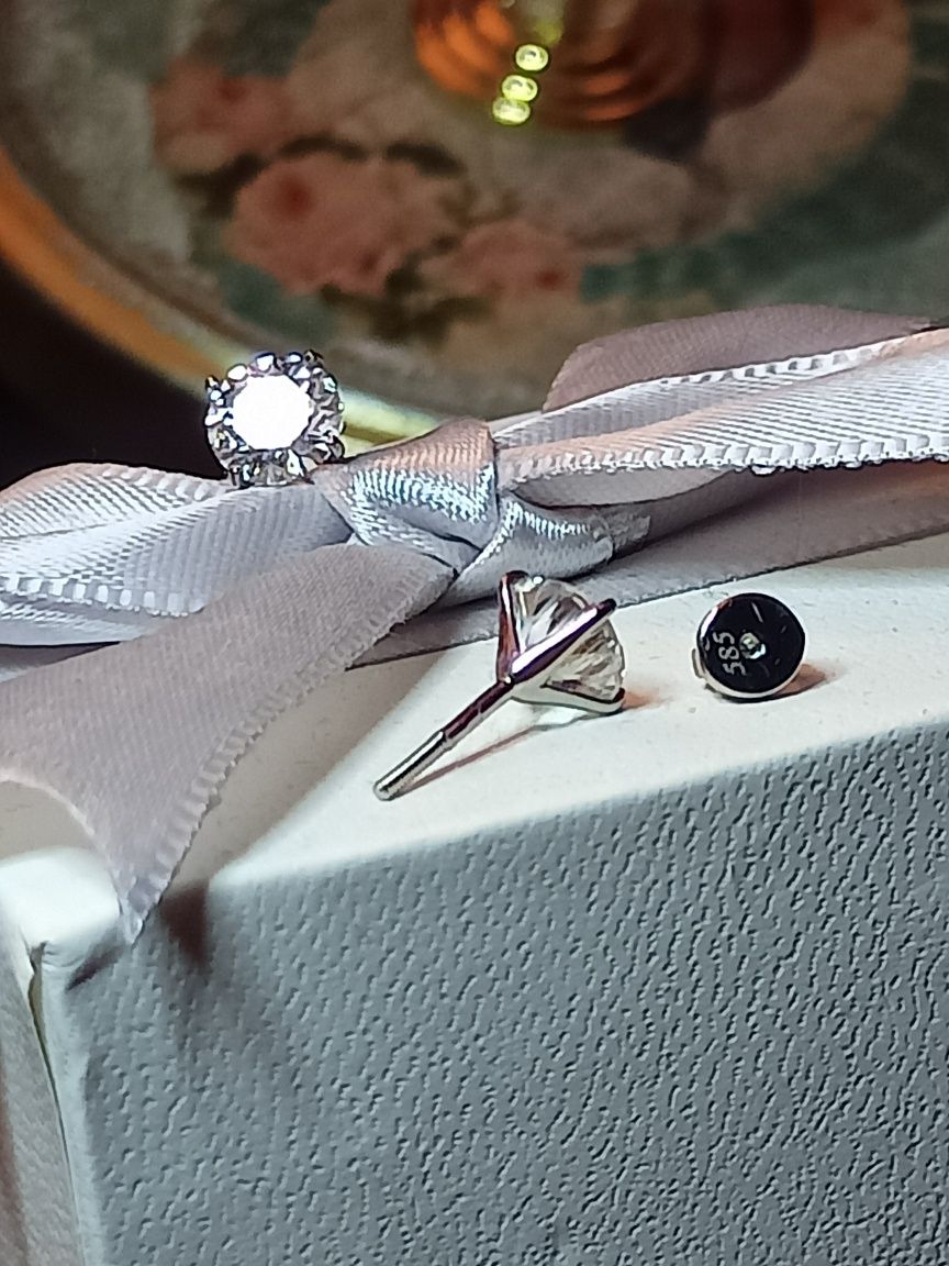 Стильные серьги с бриллиантом 1ct.