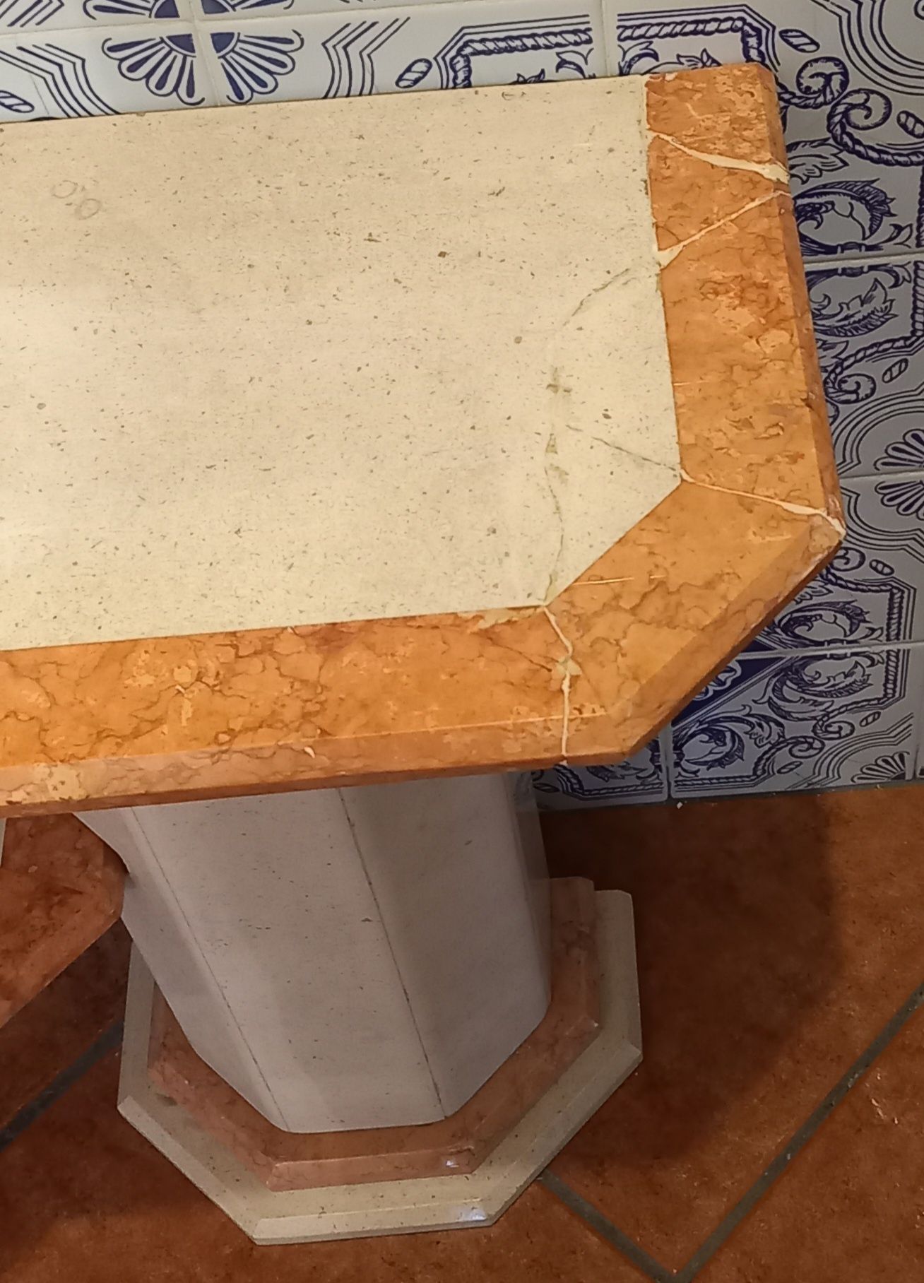 Consola em pedra creme e rosa