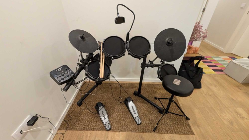 Bateria eletrónica musical - Com pouco uso