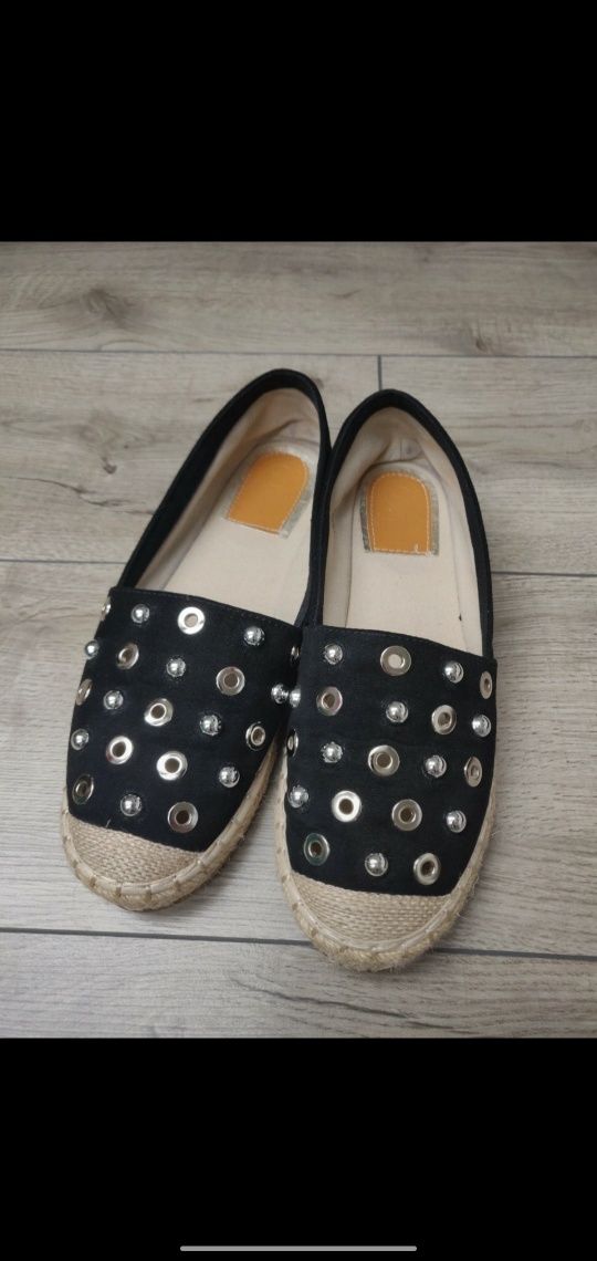 Czarne espadryle z ozdobami 39/40/ długość 25,7 cm