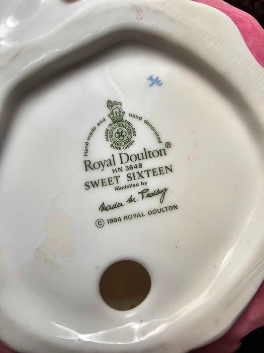 Figurka Porcelana Royal Doulton "SWEET SIXTEEN" HN3648 20 cm Anglia