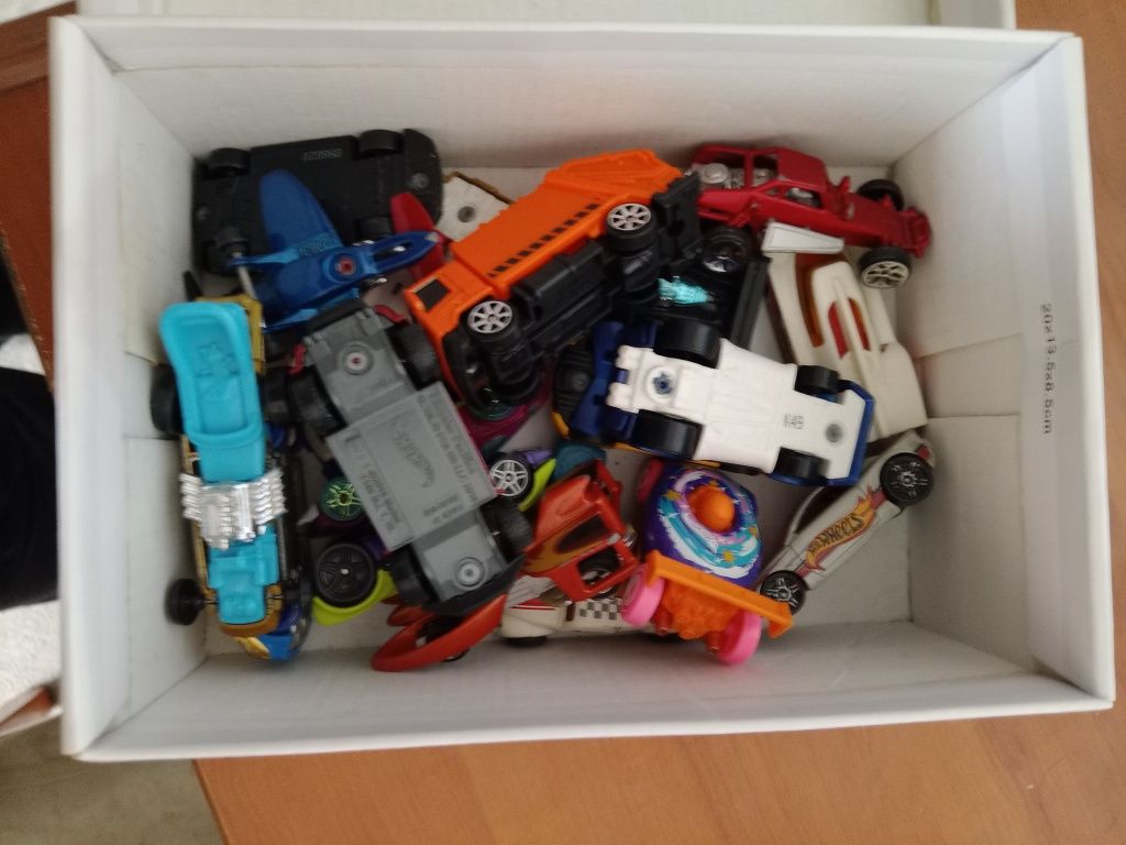 Vários brinquedos de menina para despachar