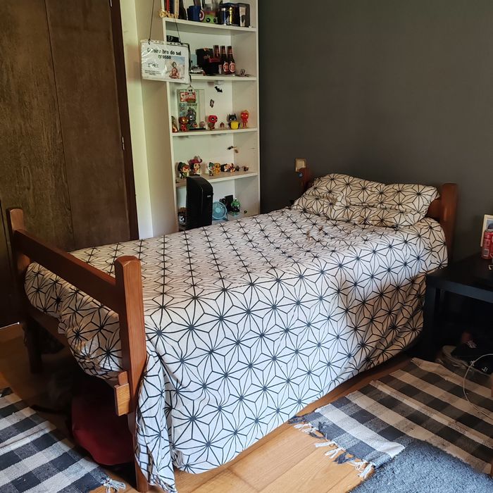 Cama de solteiro em madeira