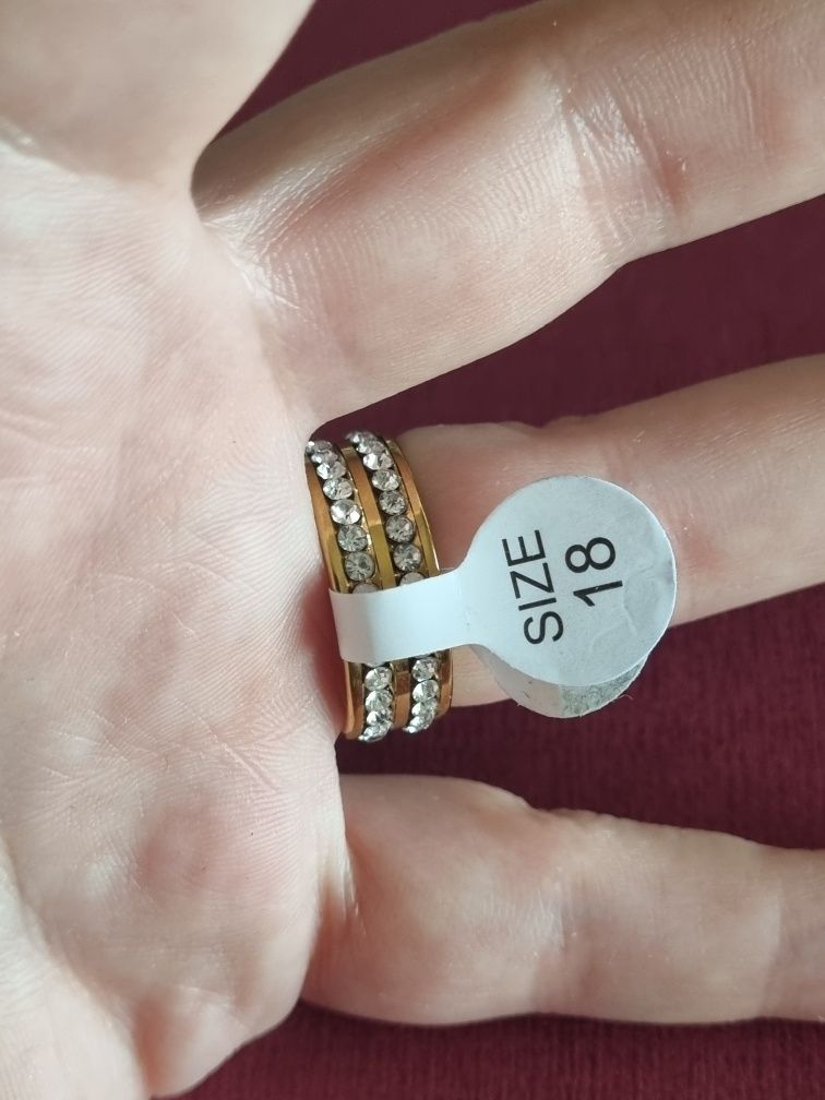 Anel/aliança dourado, em aço, com 2 fiadas de zirconias. T18
