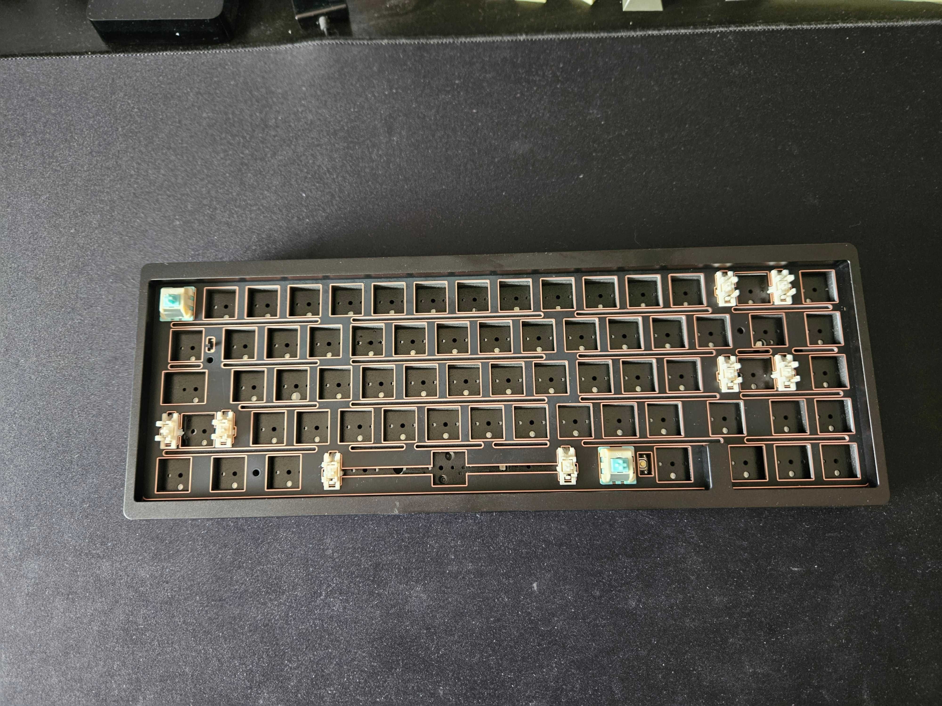 Weikav  Lucky65 V2 – Teclado Mecânico 65% (Novo, Sem Switches/Teclas)