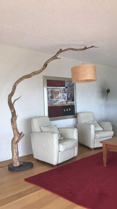 Candeeiro em tronco de árvore