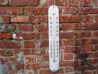 уличный термометр такой же, как на здании Кабинета Министров