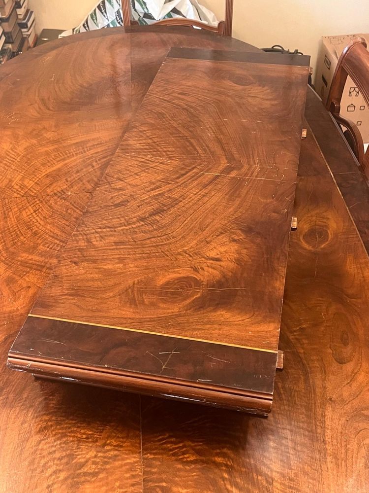 Mesa de madeira maciça extensível e 8 cadeiras