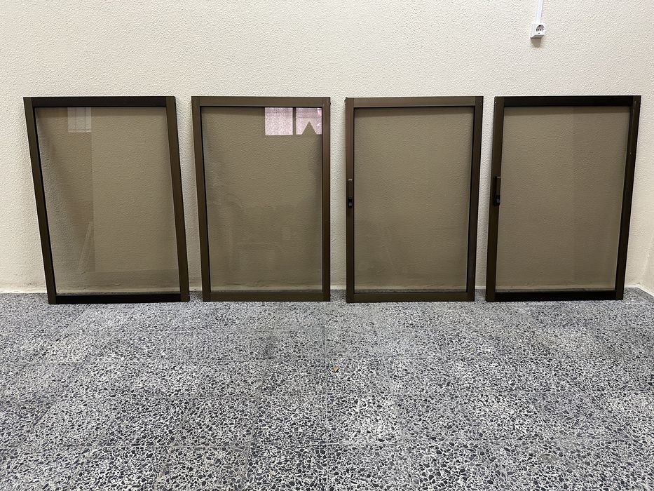 Janelas em aluminio com vidros semi escurecidos