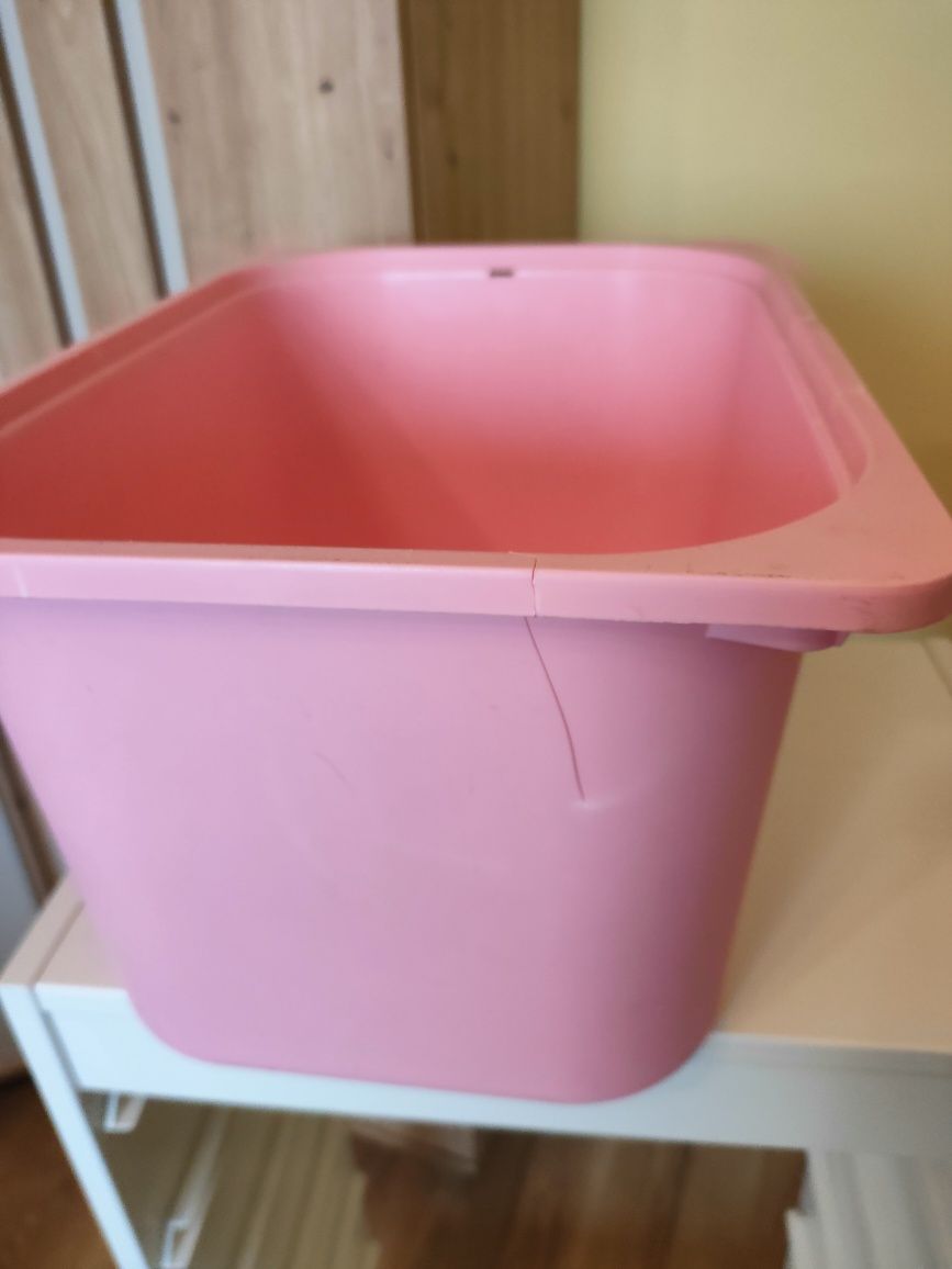 Regał trofast IKEA z pojemnikami