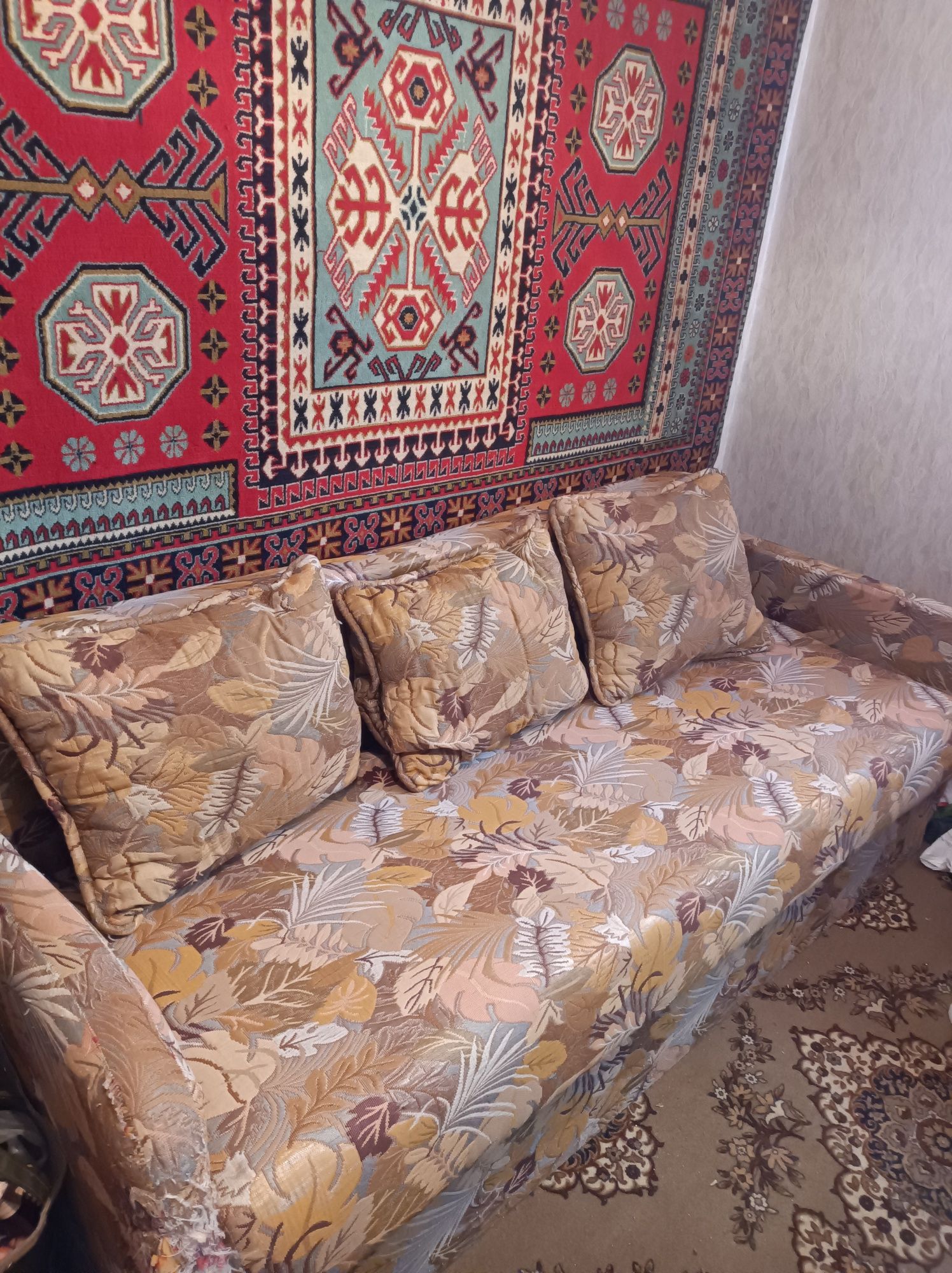 Диван не дорого.