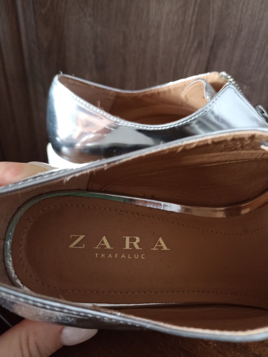 Жіночі туфлі Zara