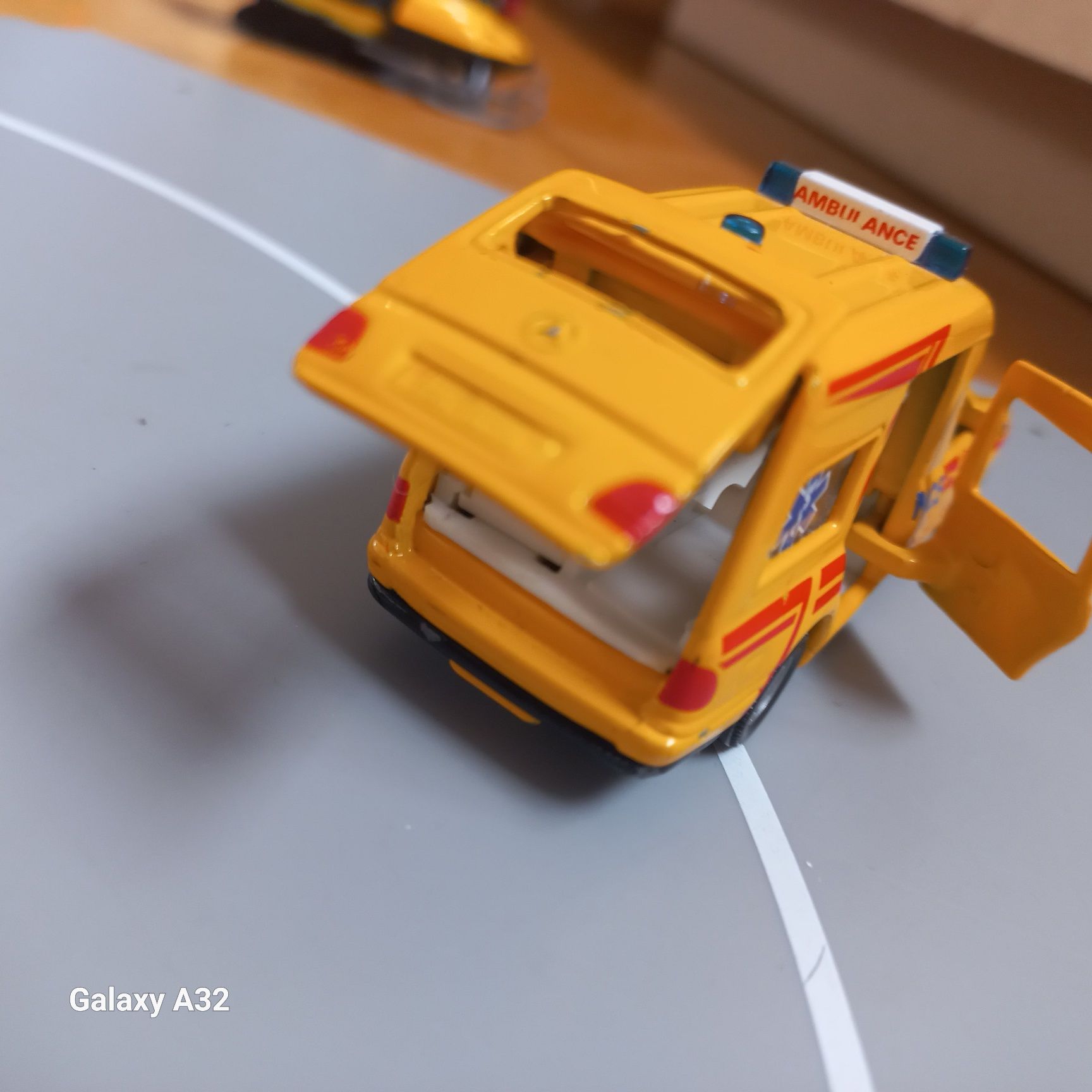 Siku 1:50 ambulans z otwieranymi drzwiami