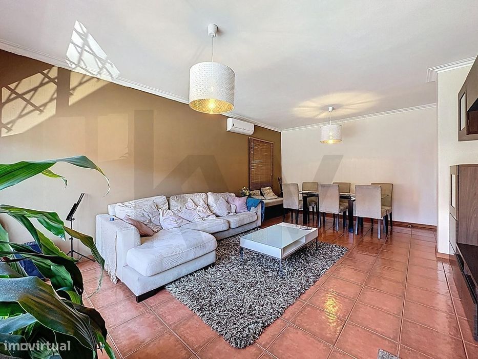 Apartamento T3 c/ Terraço, Varanda & Garagem Fechada - Qta. Arieiro, S