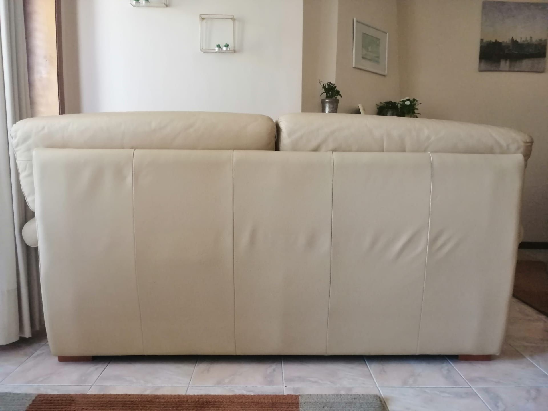 Sofá em pele bege 3 lugares 205x95x93