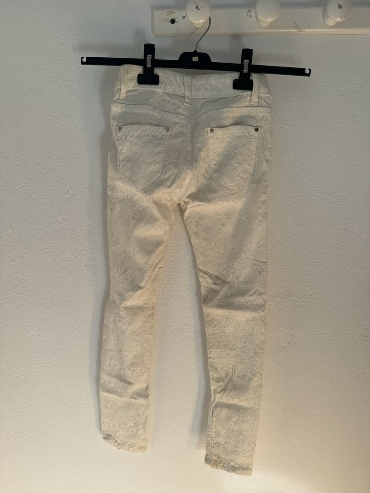 Calças tipo leggings em renda