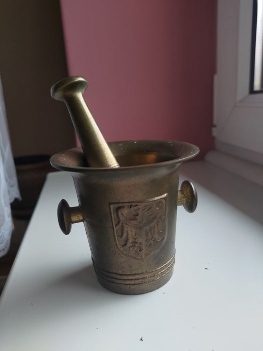 Mosiężny moździerz z tłuczkiem – stylizowany antyk, ozdobny.