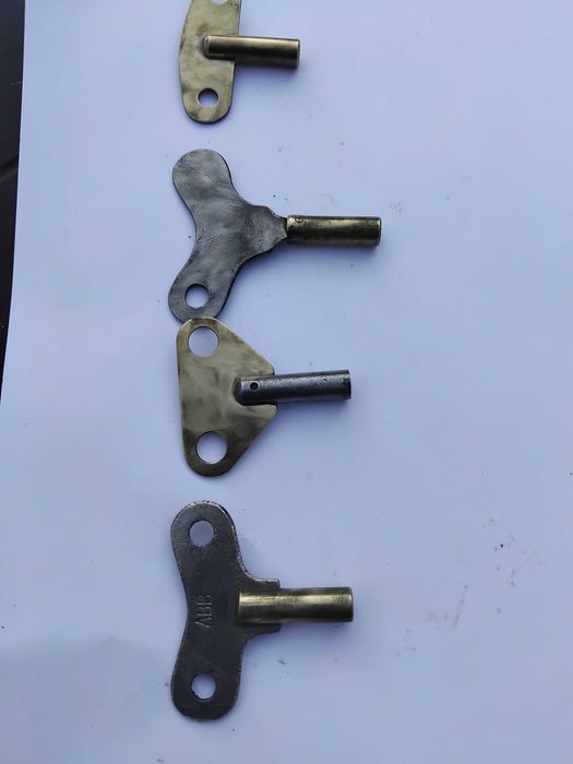 Ключи часовые ( оригиналы)  внутри квадрат-4мм на старинн. часы