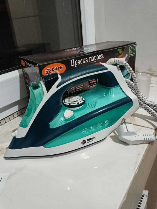 Утюг паровой с керамической подошвой 2800Вт BITEK-1256G новый