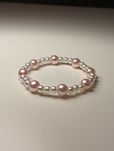 Pulseira de pérolas brancas e rosa   
Tamanho: 16/17 cm (P)
Preço: