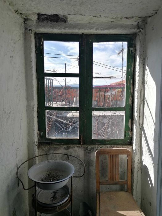 Casa rústica para reabilitar em centro de aldeia perto de Chaves