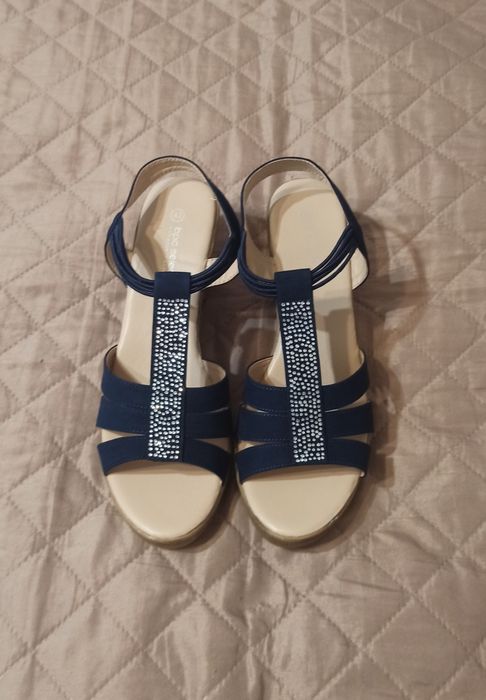 Sandały na koturnie zdobione kryształkami