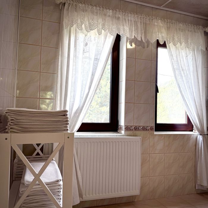 Затишний котедж на 6-8 гостей с гарним розташуванням біля лісу