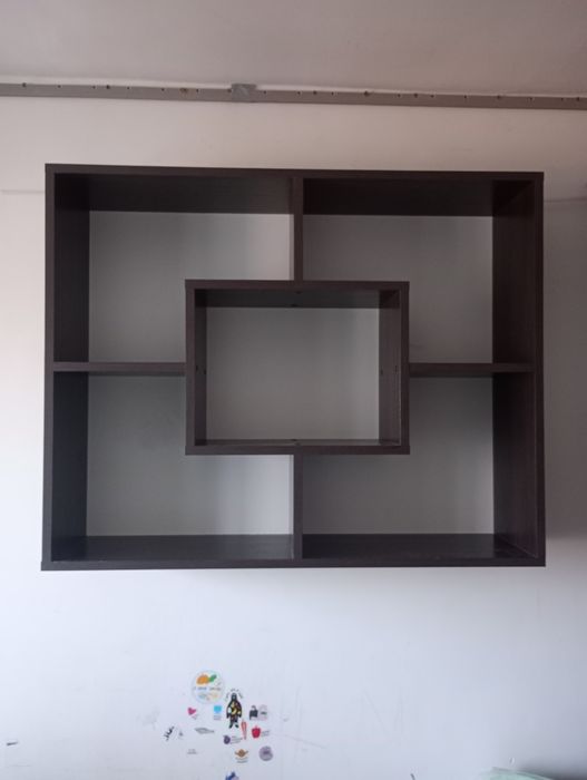 Полиця для книг.