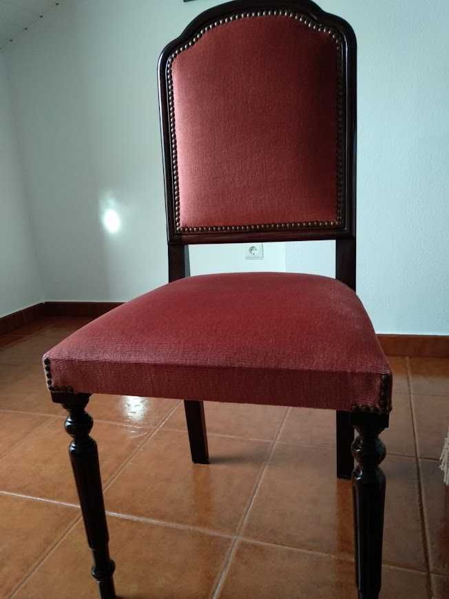 Cadeira em madeira estofada rosa velho