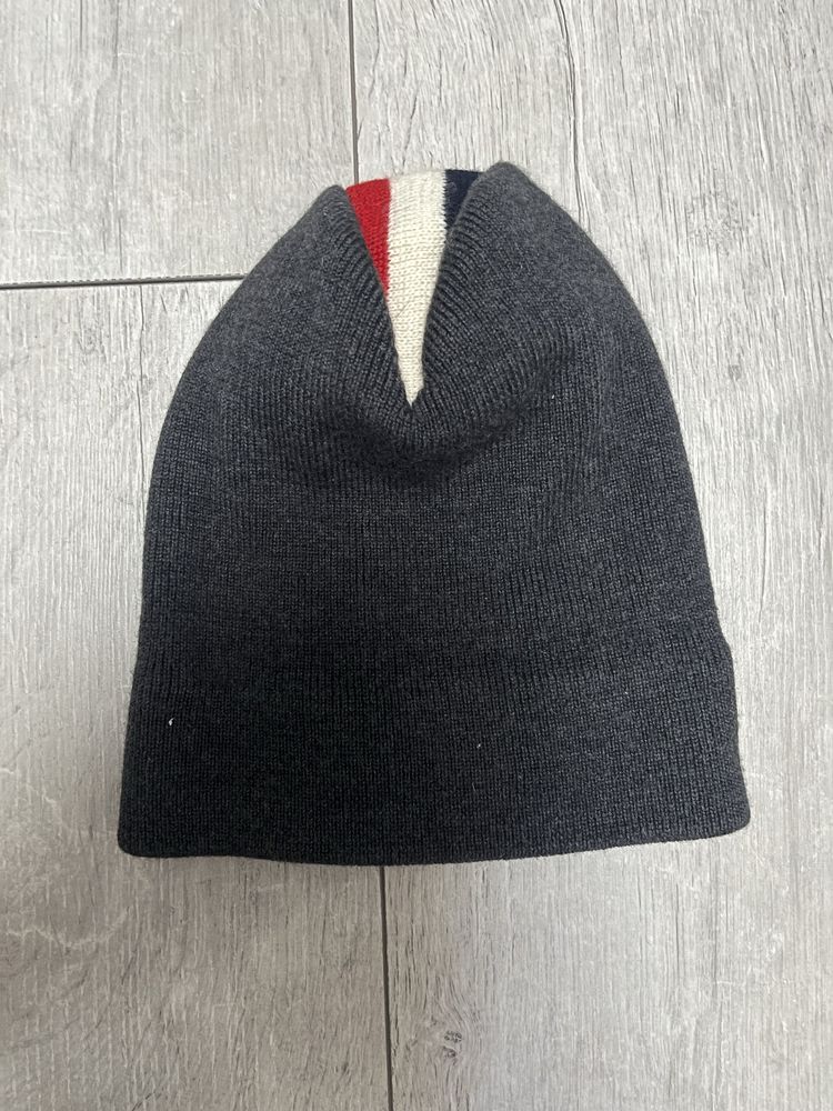 Шапка Moncler.