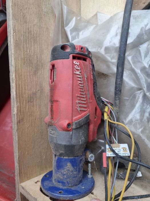 Klucz udarowy Milwaukee M12-18c+ładowarka