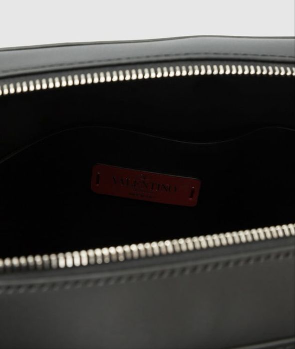 Valentino Garavani -чорна шкіряна сумка-месенджер VLTN