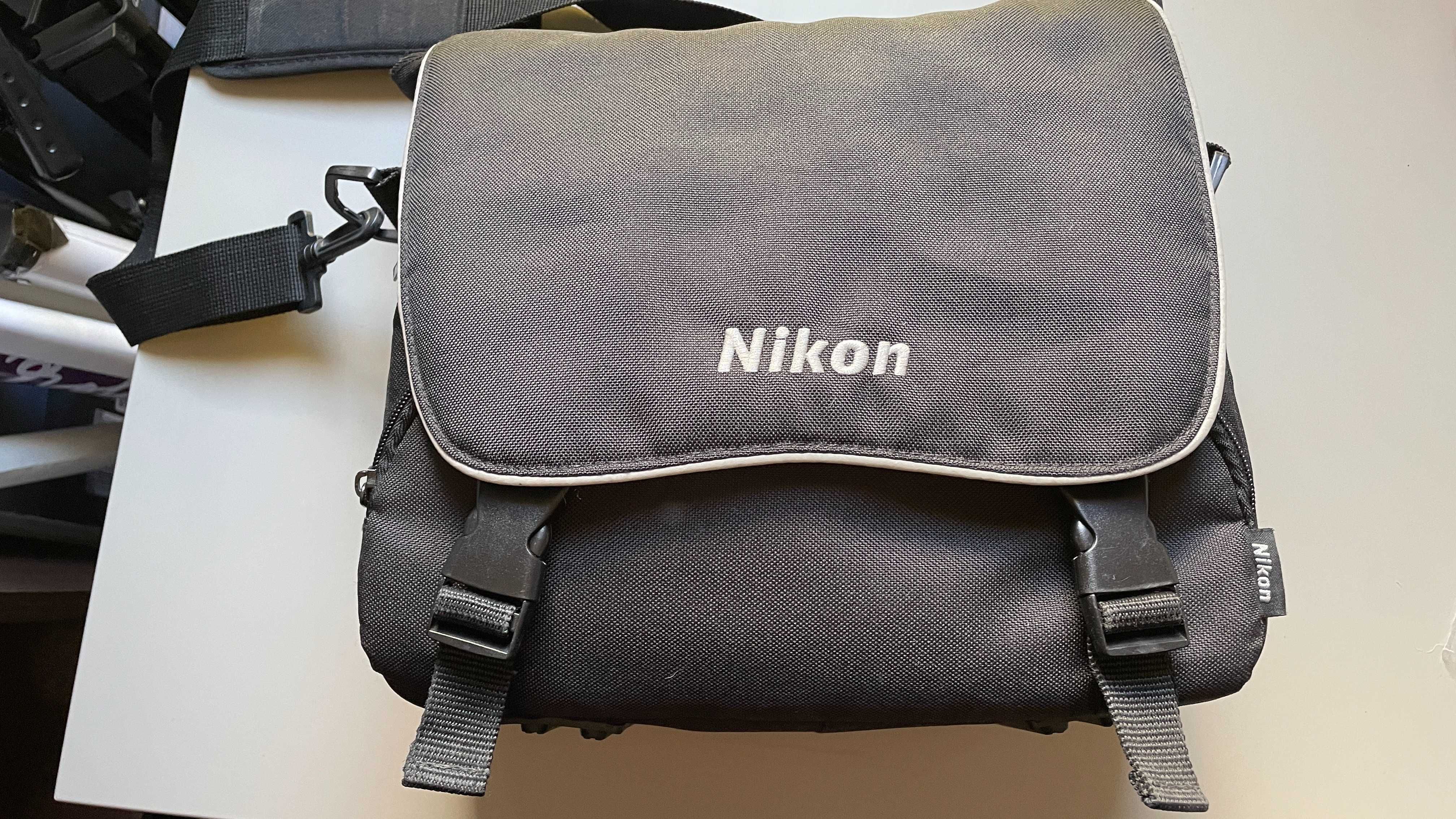 Aparat NIKON D50 z obiektywem i torbą