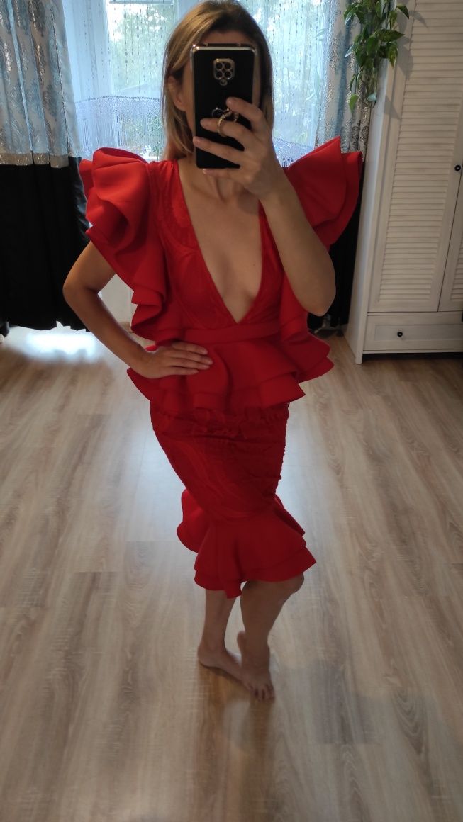 Koktajlowa sukienka w kolorze intensywnej czerwieni XS