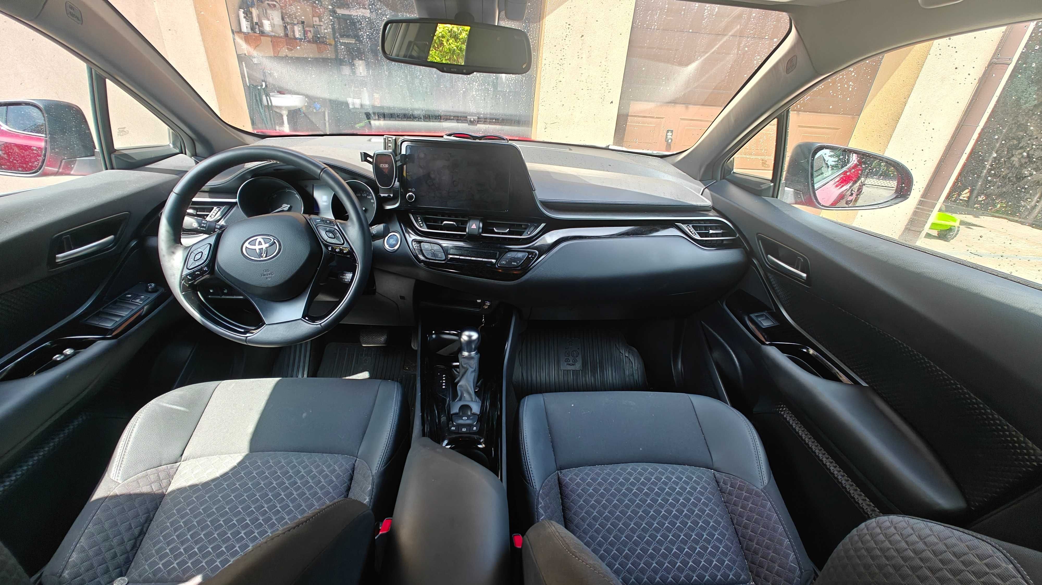 Toyota C-HR praktycznie nowa.