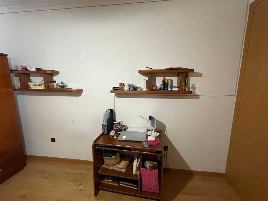 Cama com arrumação ao lado + mesa de cabeceira +secretaria e móveis