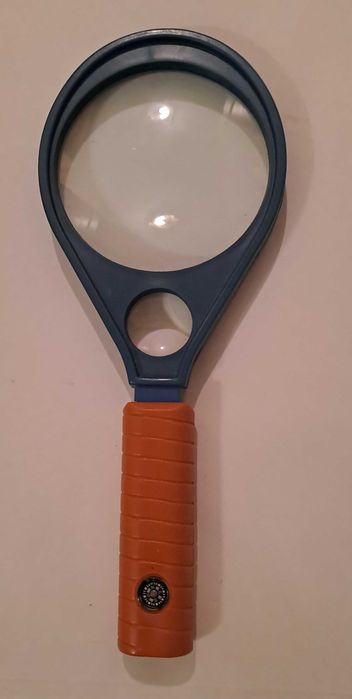 Lupa z kompasem w rączce