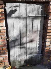 Stare drzwi lub ozdoba transport