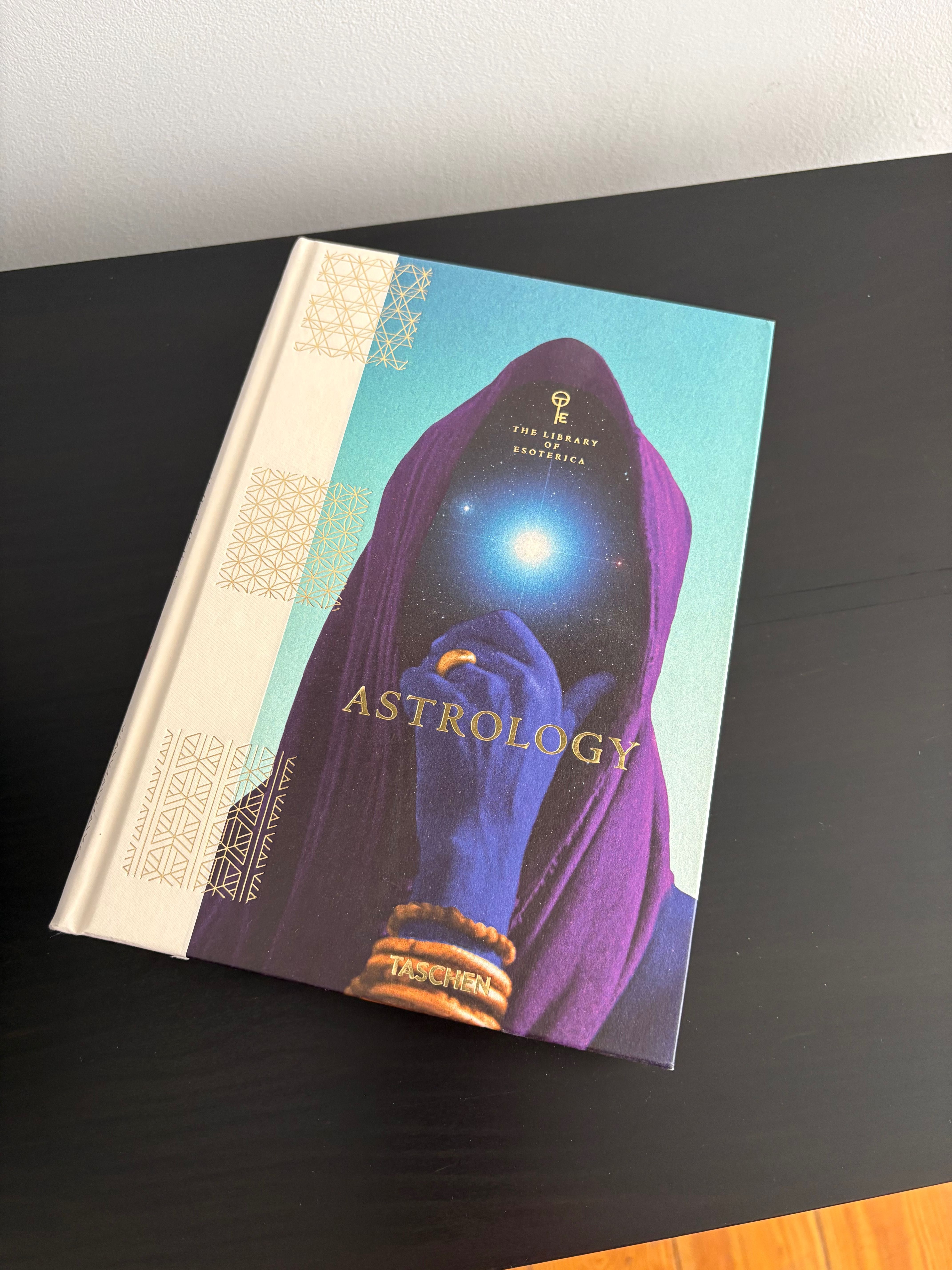 livro Astrology Taschen