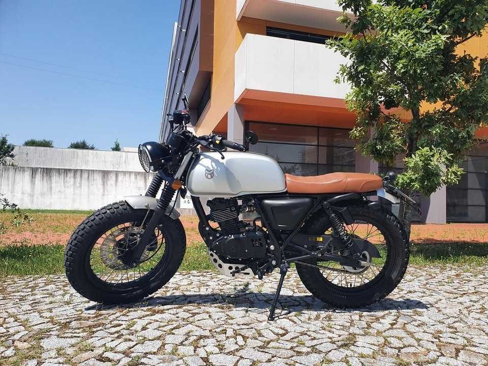 Mutt Akita 125, ano 2022, em excelente estado.