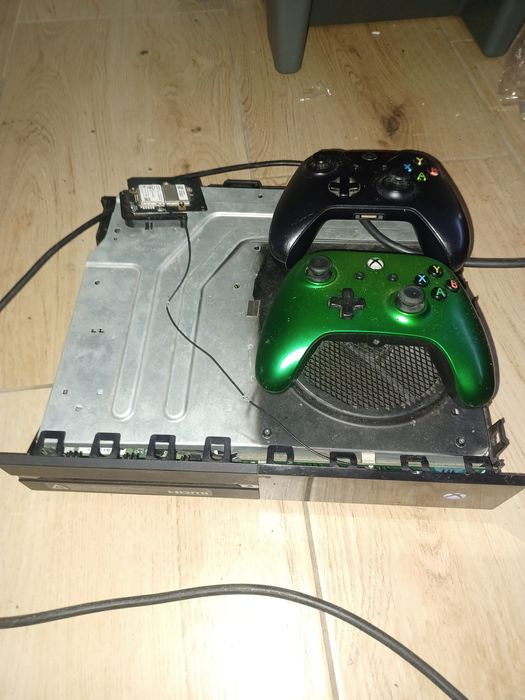 Xbox One + 2 kontrolery